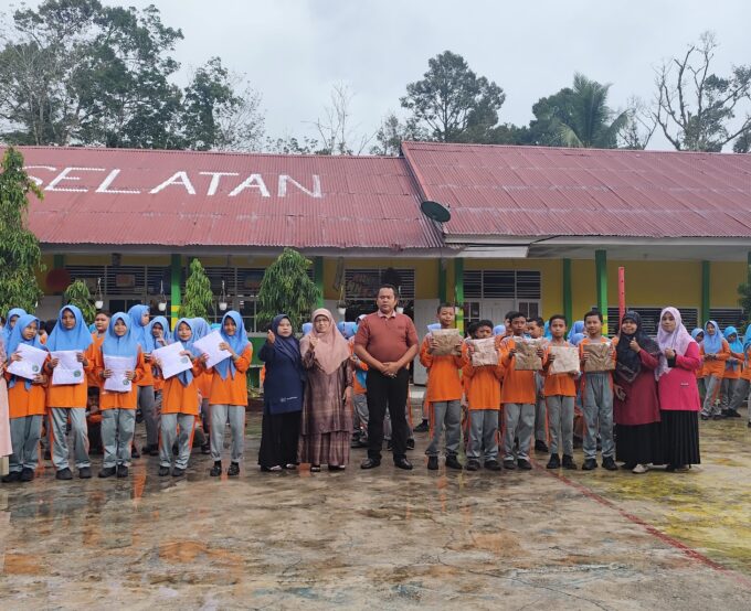 Pendistribusian Seragam sekolah Gratis